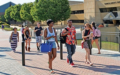 Tu Glance Scenic Students Walking M