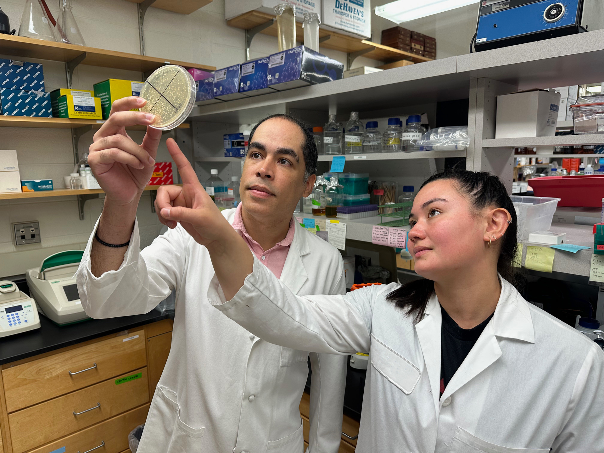Dr. Jos&eacute; Vargas-Mu&ntilde;iz, shown with a student, is a molecular geneticist and microbiologist at Southern Illinois University.