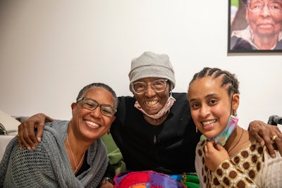 Dra. Tamara Beauboeuf-Lafontant (líder do corpo docente da Equipe Renfrow), com a Sra. Edith Renfrow Smith e Feven Getachew (primeiro aluno membro da Equipe Renfrow).