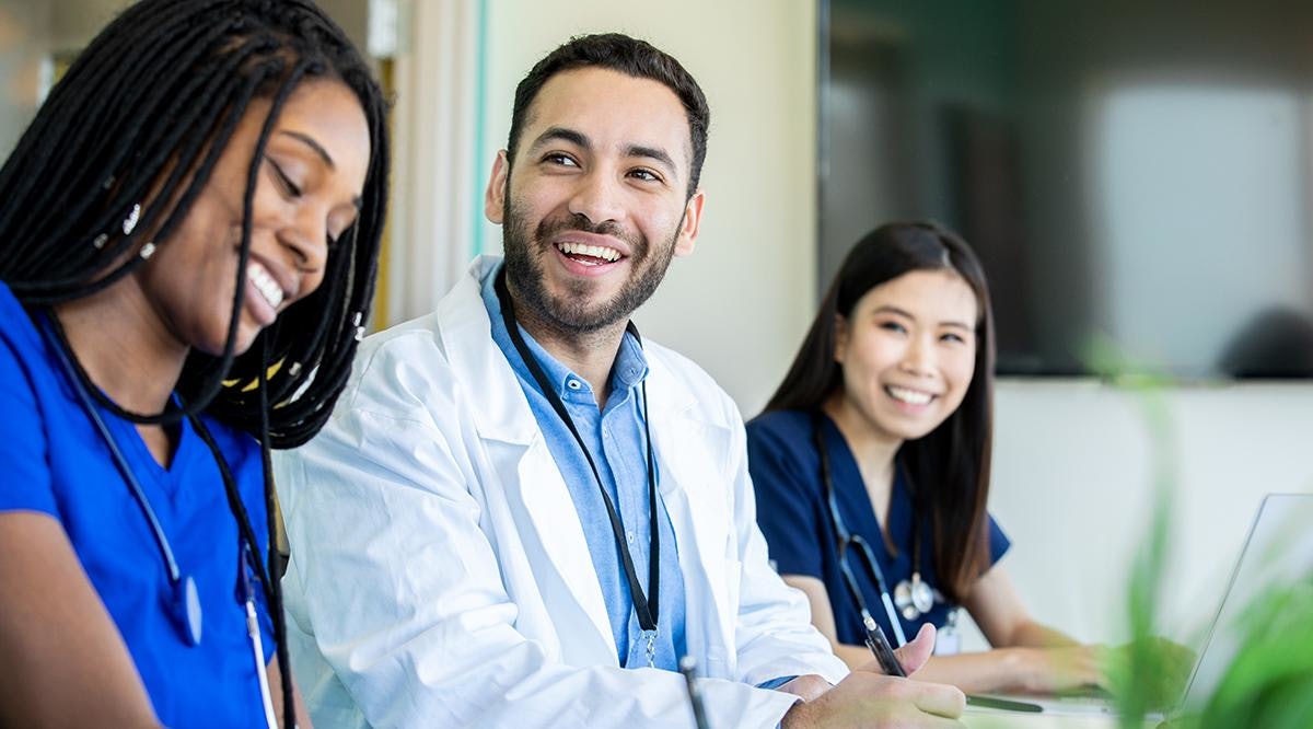 Matrículas em faculdades de medicina mostram tendências mistas à medida que os números da inconstância diminuem