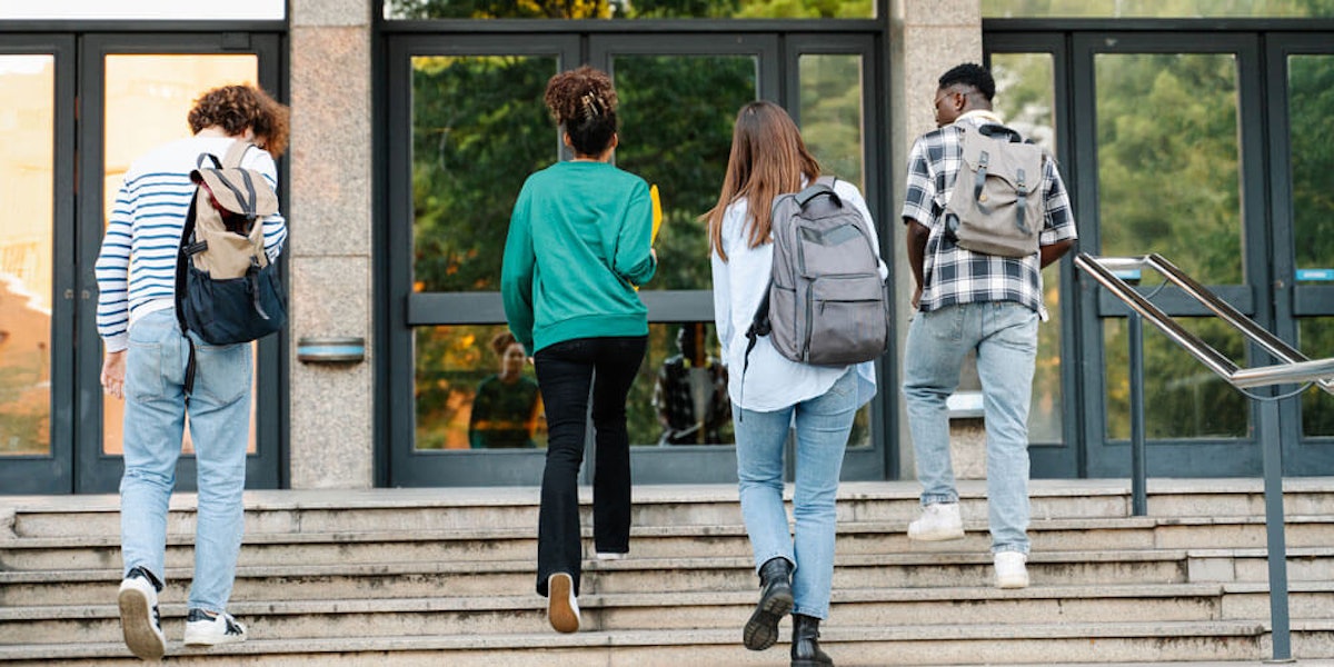 O ensino superior enfrentou desafios crescentes de matrícula e segurança em 2024