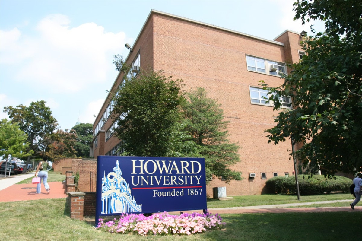 A Universidade Howard faz da história uma vez que o primeiro HBCU para obter o status de pesquisa de topo