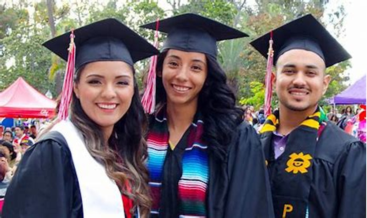 Estudo: Os alunos latinos usam estratégias práticas para financiar a ensino universitária